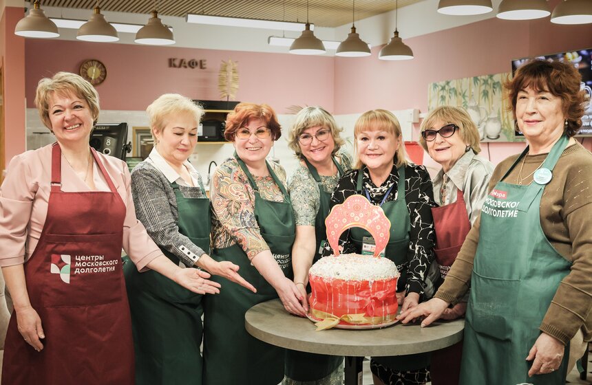 Участницы "Московского долголетия" испекли пасхальный царь-кулич 19 фото