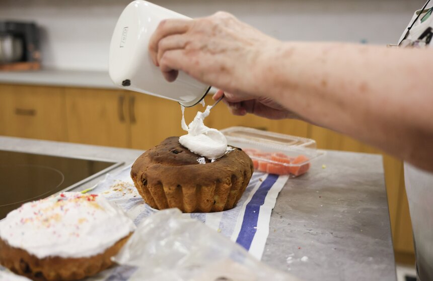 Участницы "Московского долголетия" испекли пасхальный царь-кулич 9 фото