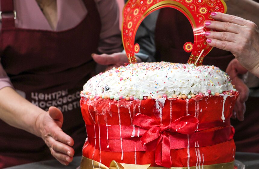 Участницы "Московского долголетия" испекли пасхальный царь-кулич 18 фото