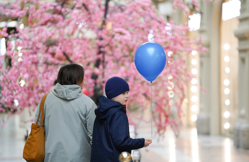 ГУМ украсили сакурой к весеннему сезону 6 фото