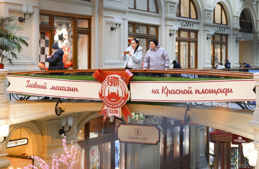 ГУМ украсили сакурой к весеннему сезону 24 фото