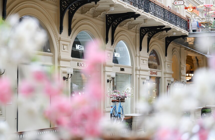 ГУМ украсили сакурой к весеннему сезону 21 фото