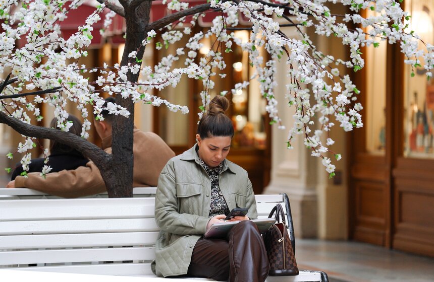 ГУМ украсили сакурой к весеннему сезону 20 фото