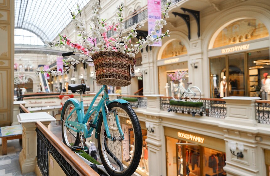 ГУМ украсили сакурой к весеннему сезону 12 фото