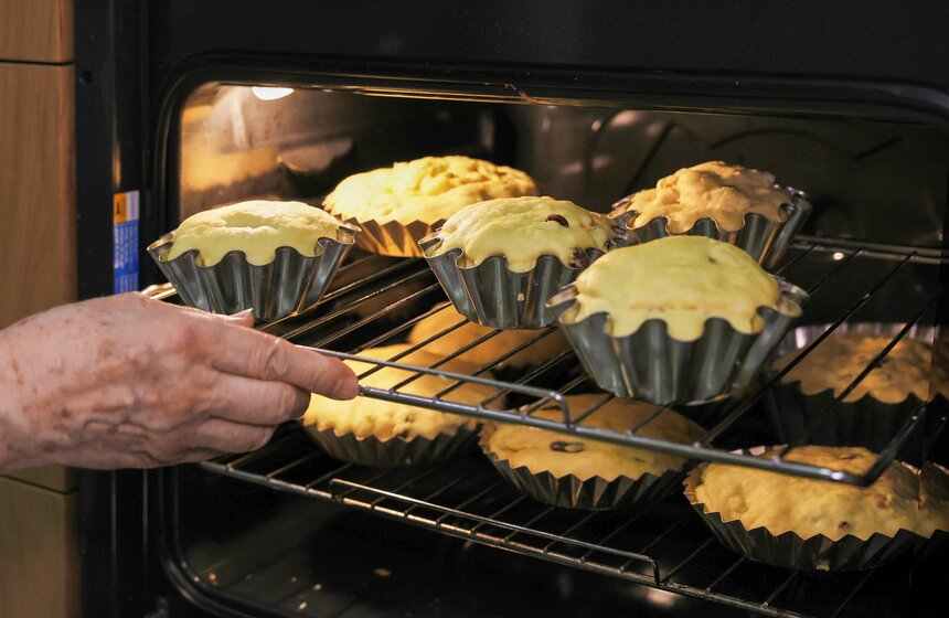 Участницы "Московского долголетия" испекли пасхальный царь-кулич 5 фото