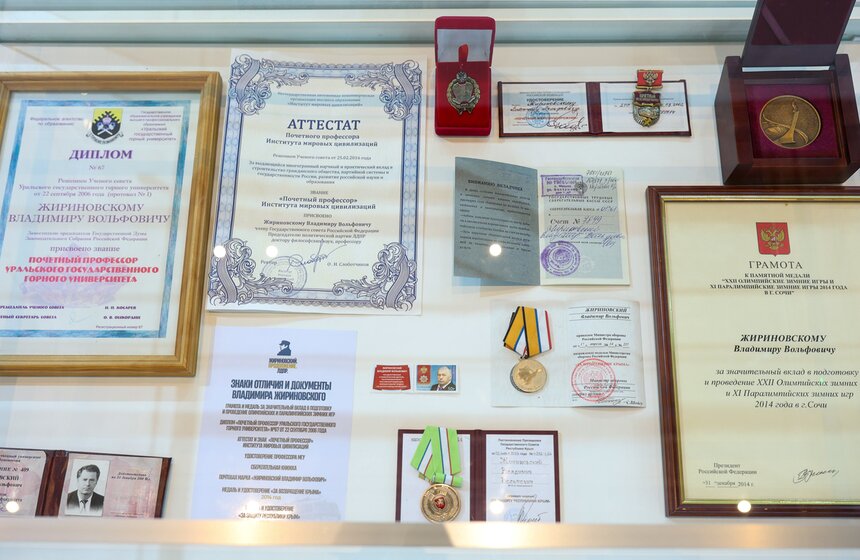 Выставка "Жириновский. Продолжение. ЛДПР" открылась в Москве 10 фото