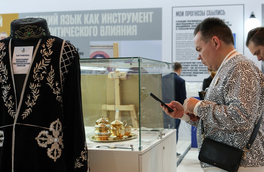 Выставка "Жириновский. Продолжение. ЛДПР" открылась в Москве 21 фото