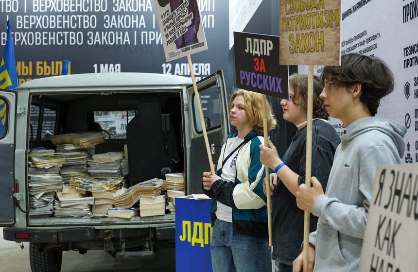 Выставка "Жириновский. Продолжение. ЛДПР" открылась в Москве 18 фото