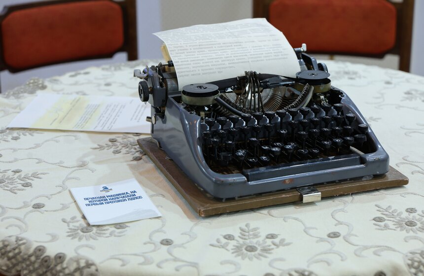 Выставка "Жириновский. Продолжение. ЛДПР" открылась в Москве 24 фото