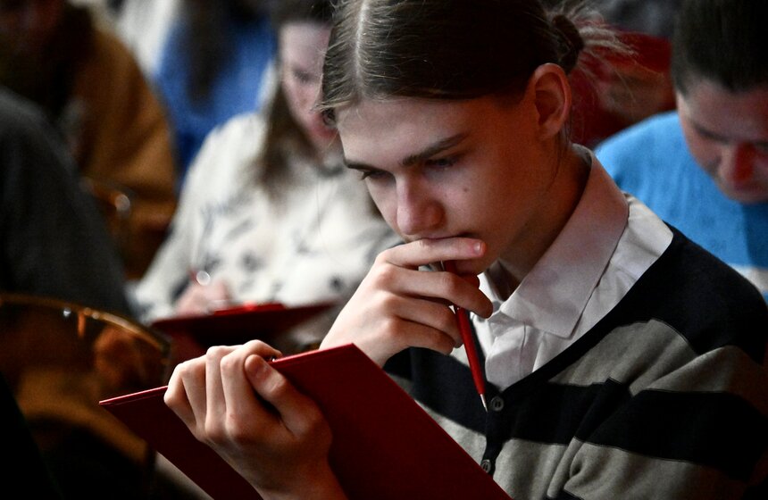 "Тотальный диктант" под диктовку Владимира Познера состоялся в Москве 26 фото