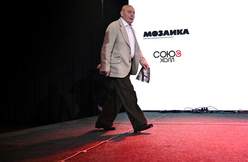 "Тотальный диктант" под диктовку Владимира Познера состоялся в Москве 7 фото