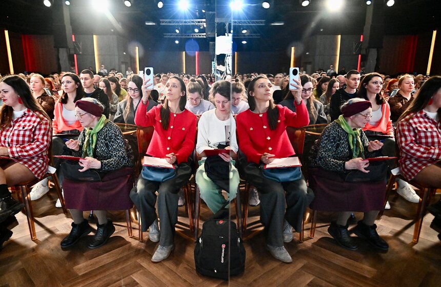 "Тотальный диктант" под диктовку Владимира Познера состоялся в Москве 4 фото