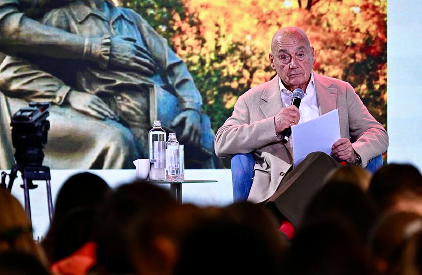 "Тотальный диктант" под диктовку Владимира Познера состоялся в Москве 20 фото