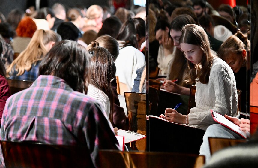 "Тотальный диктант" под диктовку Владимира Познера состоялся в Москве 19 фото