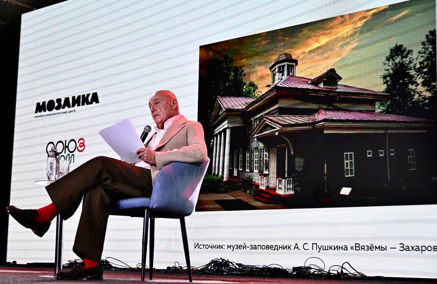 "Тотальный диктант" под диктовку Владимира Познера состоялся в Москве 22 фото