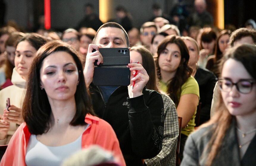 "Тотальный диктант" под диктовку Владимира Познера состоялся в Москве 9 фото