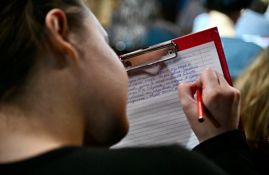 "Тотальный диктант" под диктовку Владимира Познера состоялся в Москве 29 фото