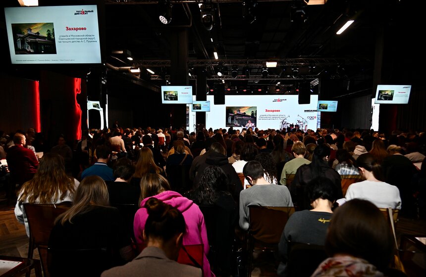 "Тотальный диктант" под диктовку Владимира Познера состоялся в Москве 25 фото