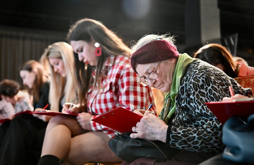 "Тотальный диктант" под диктовку Владимира Познера состоялся в Москве 13 фото