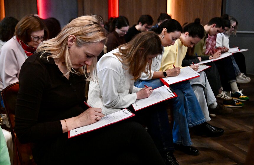 "Тотальный диктант" под диктовку Владимира Познера состоялся в Москве 15 фото