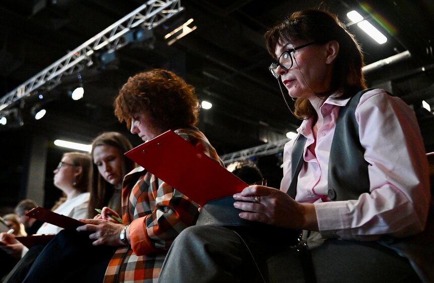 "Тотальный диктант" под диктовку Владимира Познера состоялся в Москве 28 фото