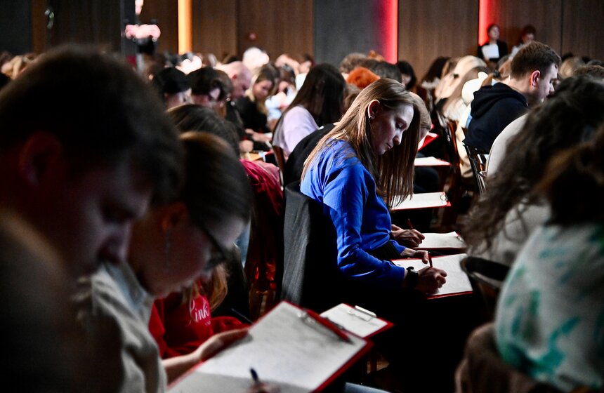 "Тотальный диктант" под диктовку Владимира Познера состоялся в Москве 21 фото