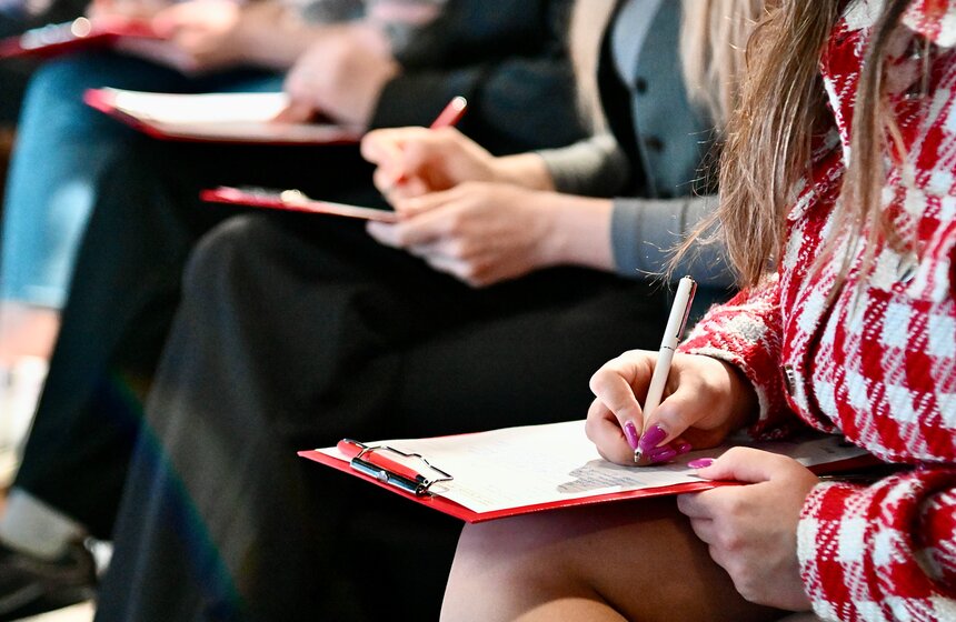 "Тотальный диктант" под диктовку Владимира Познера состоялся в Москве 16 фото