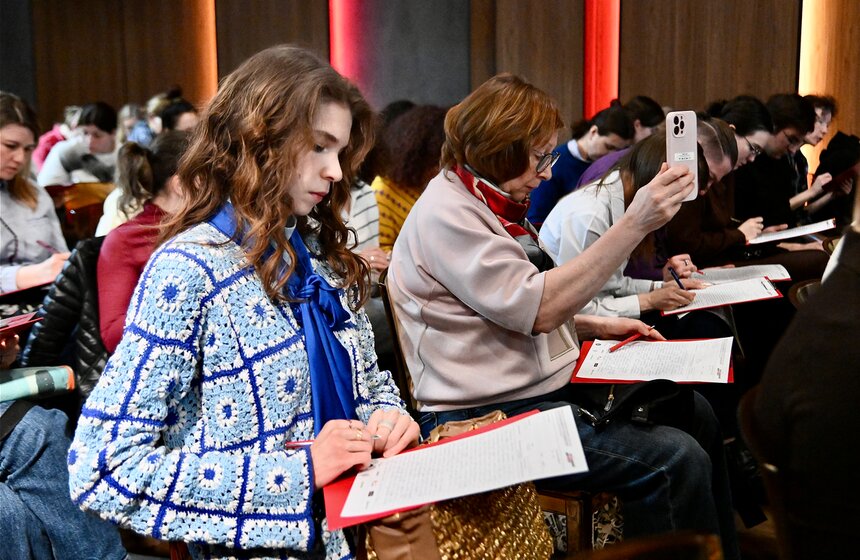 "Тотальный диктант" под диктовку Владимира Познера состоялся в Москве 30 фото