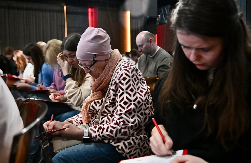 "Тотальный диктант" под диктовку Владимира Познера состоялся в Москве 23 фото