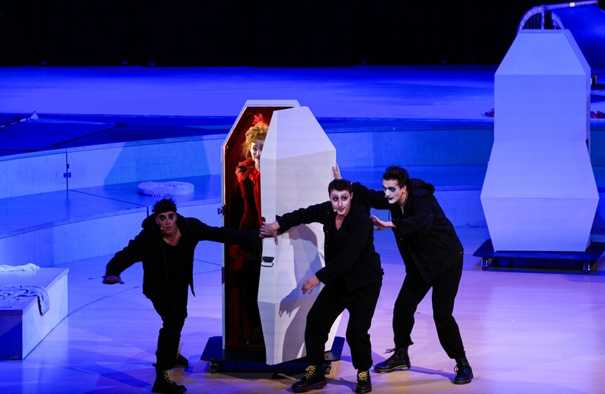 Премьера спектакля "Страшные сказки. Мистерия барокко" состоялась в зале "Зарядье" 19 фото