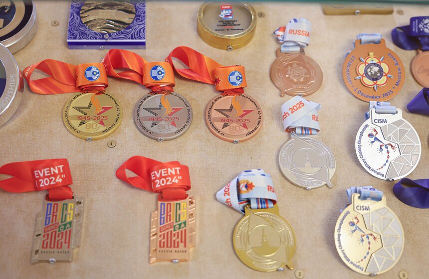Выставка "История отечественных спортивных наград" открылась в Госдуме 18 фото