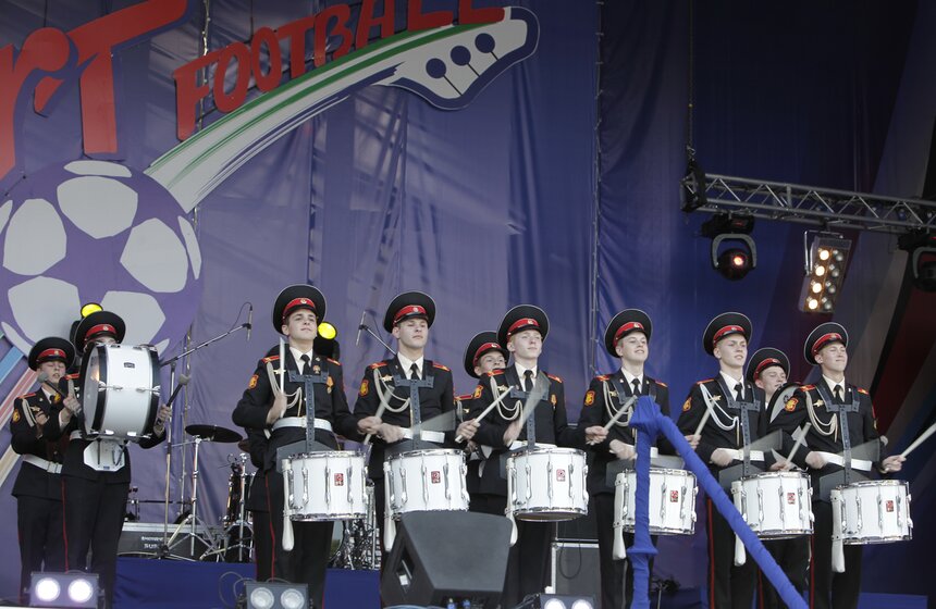 На стадионе "Локомотив" проходит фестиваль "Арт-футбол" 9 фото