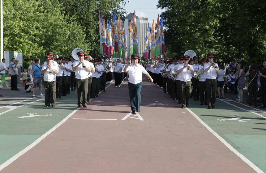 На стадионе "Локомотив" проходит фестиваль "Арт-футбол" 1 фото