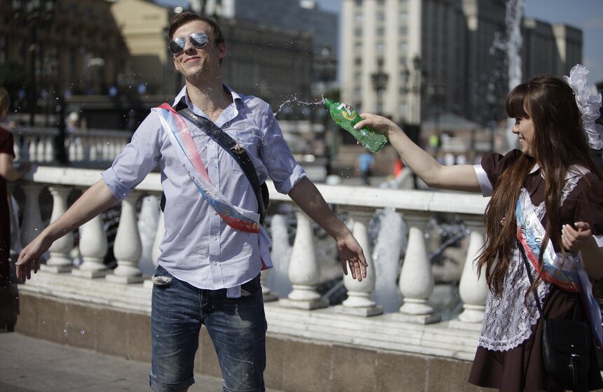 Московские школьники отметили "Последний звонок" 13 фото