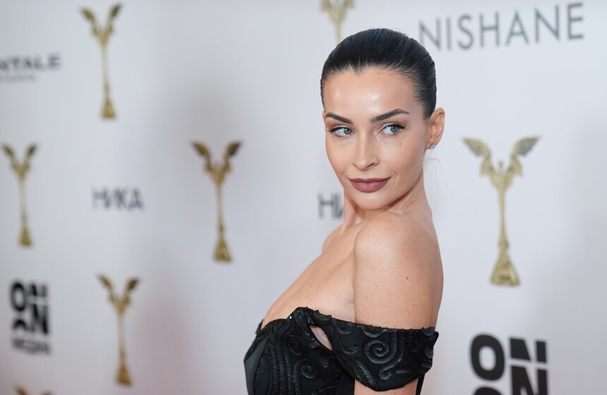 актриса Яна Аносова