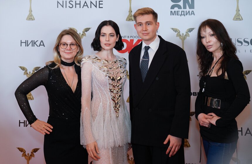 актриса Юлия Снигирь (в центре) 