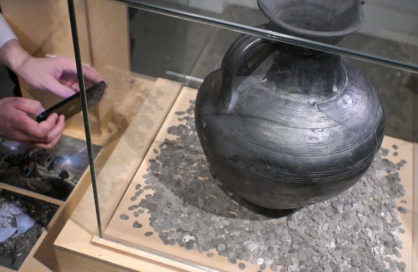 В Музее Москвы представили клад из 85 тыс старинных монет 9 фото