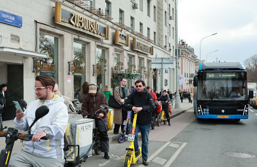 Сезон аренды велосипедов и самокатов начался в Москве 15 фото