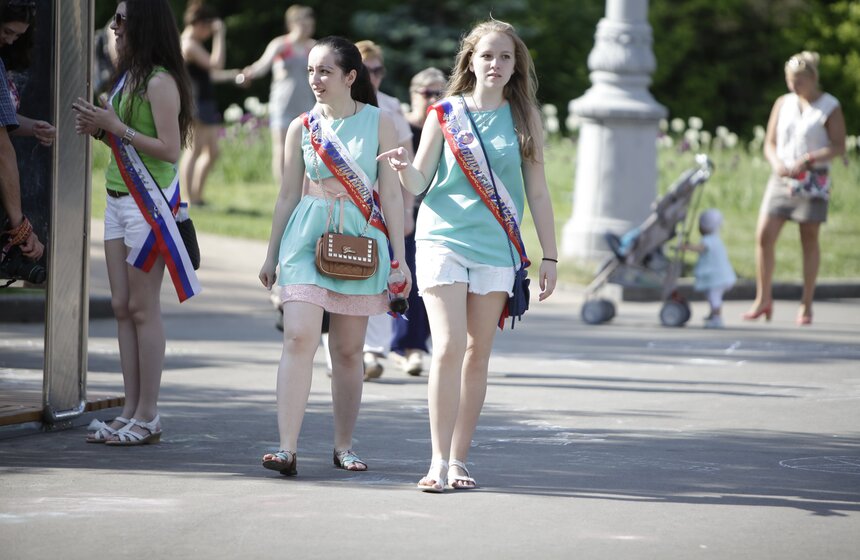 Московские школьники отметили "Последний звонок" 16 фото