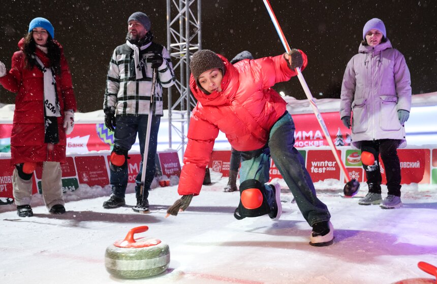 Телеканал Москва 24 принял участие в турнире в рамках "Недели керлинга" 28 фото