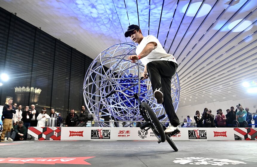 На ВДНХ прошли международные состязания по BMX-фристайлу 14 фото