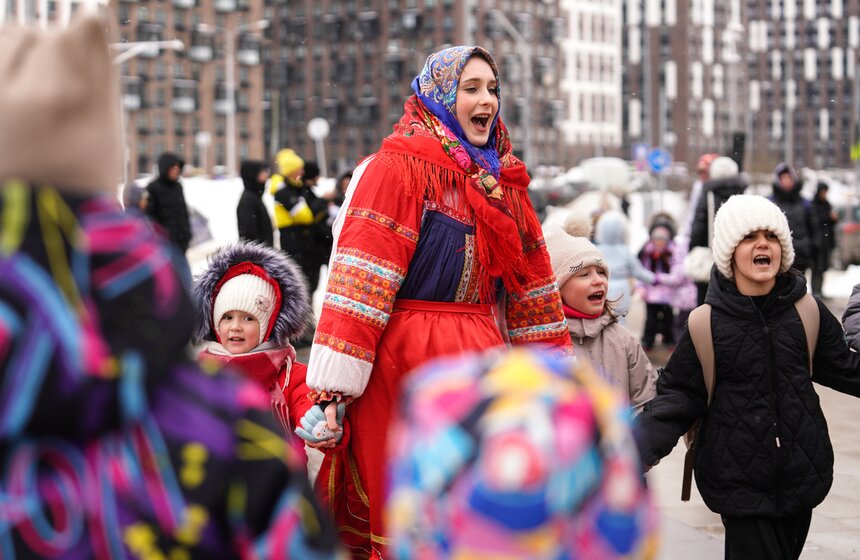 Масштабные гулянья прошли в последний день Масленицы в Москве 3 фото