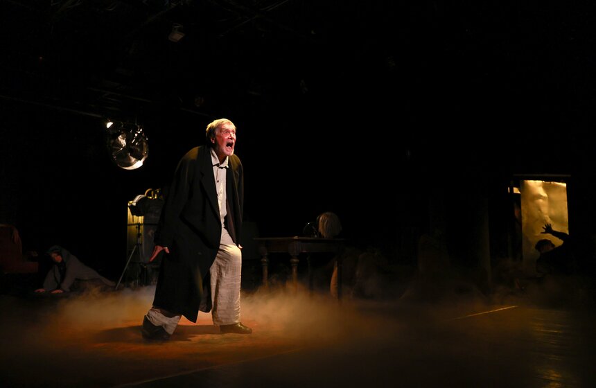 На сцене Театра имени Пушкина прошел пресс-показ спектакля "Лир во время чумы" 14 фото