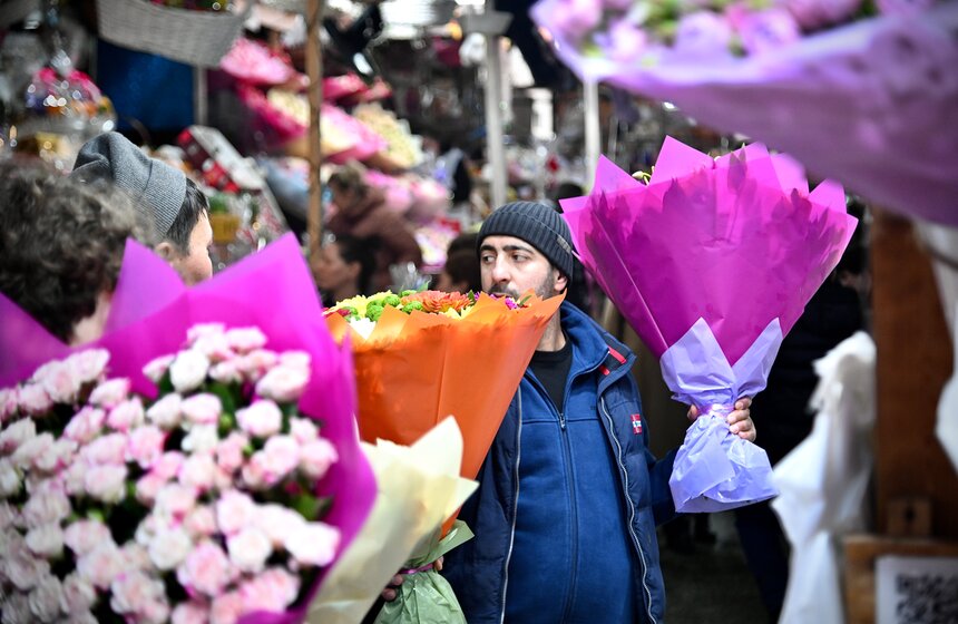 Цветочный ажиотаж охватил Рижский рынок в Москве 17 фото