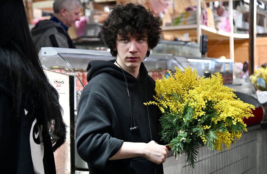 Цветочный ажиотаж охватил Рижский рынок в Москве 10 фото