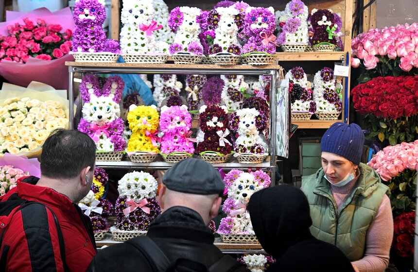 Цветочный ажиотаж охватил Рижский рынок в Москве 18 фото