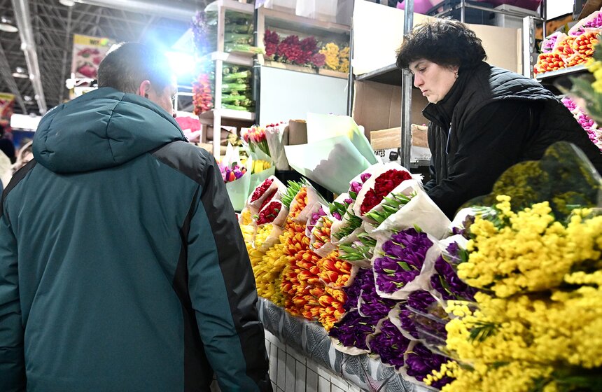Цветочный ажиотаж охватил Рижский рынок в Москве 6 фото