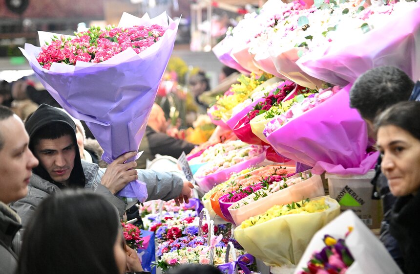 Цветочный ажиотаж охватил Рижский рынок в Москве 8 фото