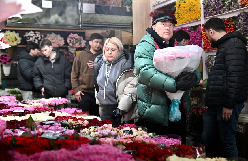 Цветочный ажиотаж охватил Рижский рынок в Москве 14 фото