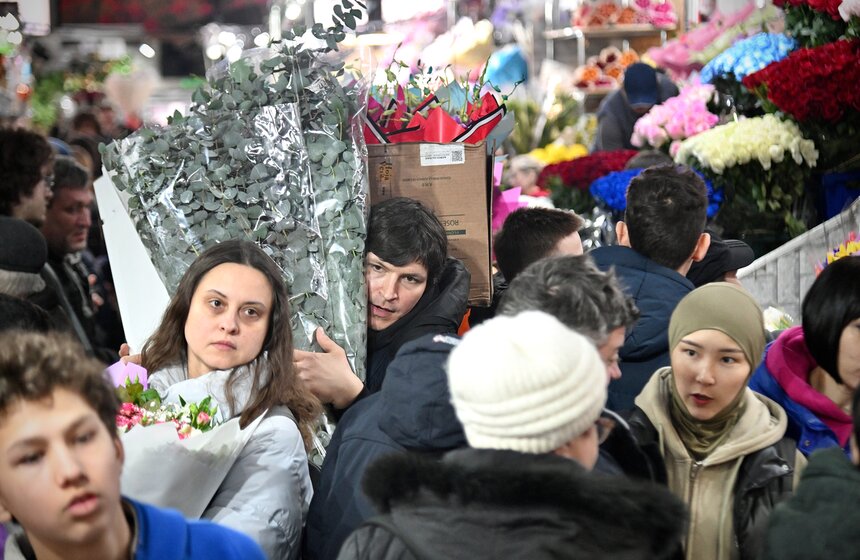 Цветочный ажиотаж охватил Рижский рынок в Москве 15 фото
